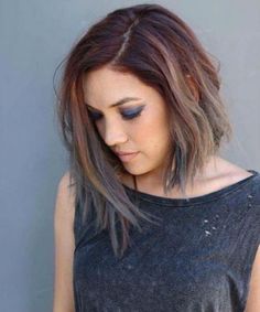 Explicitly Beautiful Asymmetrical Modern Hairstyles for Women to Mesmerize Anyone. Not to Miss Out these Wonderful and Trendiest Asymmetrical Hairstyles for Pretty Women. Short Balayage, Cute Medium Length Hairstyles, Medium Length Wavy Hair, Wavy Hairstyle, Long To Short Hair, Shoulder Hair, Shoulder Length Hair Cuts, Ombre Hair Color, Modern Hairstyles