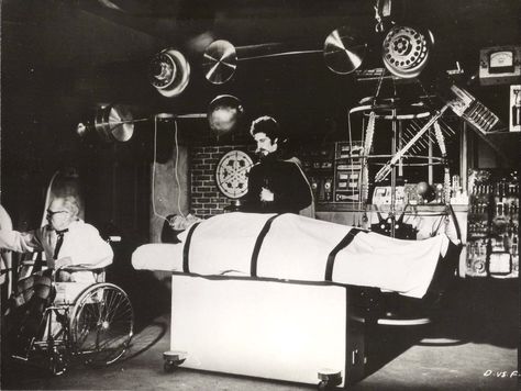 A nice shot of the Kenneth Strickfaden's electrical lab equipment for DRACULA VS. FRANKENSTEIN (1971) Frankenstein 1931, Elvis Impersonator, Victor Frankenstein, Young Frankenstein, Halloween Ball, Frankenstein's Monster, Thriller Movies, Lab Equipment, Mad Scientist