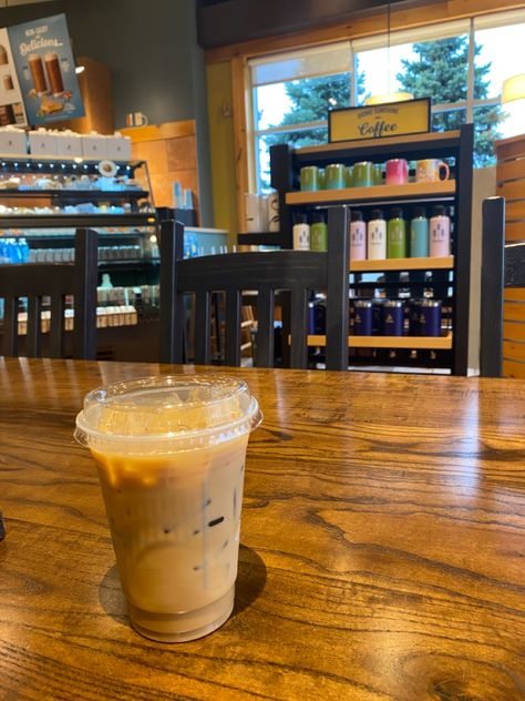 Iced Coffee Coffee Shop, Caribou Coffee Aesthetic, Caribou Coffee Drinks, Coffee Aesthetic Photography, Aesthetic Coffee Shop, Drinks Aesthetic, Coffee Meme, Caribou Coffee, Photography Coffee