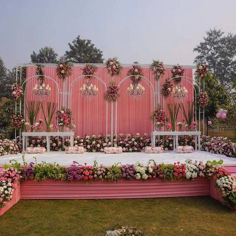 Indian Wedding Stage, Wedding Stages, Reception Stage Decor, Simple Stage Decorations, Flower Backdrop Wedding, Wedding Stage Backdrop, Flower Garland Wedding, Outdoor Stage, Wedding Reception Backdrop