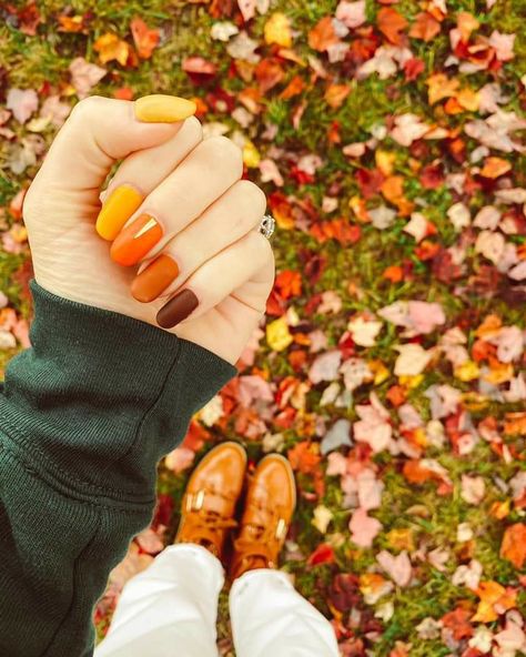 Brown And Yellow Fall Nails, Orange Shades Nails, Orange And Yellow Fall Nails, Autumn Yellow Nails, November Nails Fall Short Almond, Fall Nails 2022 Color Trends Orange, Fall Nails With Yellow, Mustard Yellow Nails Fall, Bold Fall Nails