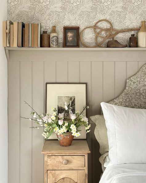 Cottage Inspired Bedroom, Modern Cottage Interior Bedrooms, Vintage Guest Bedroom Ideas, Cottage Core Bedroom Decor, Cottage Bedroom Aesthetic, French Country Cottage Bedroom, Modern Cottage Bedroom, Cottage Bedroom Ideas, Cottage Core Bedroom