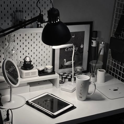 Monochrome Desk Setup, Dark Desk Setup Aesthetic, Black And White Room Aesthetic Bedroom, Black And White Bedroom Ideas Cozy, Black Desk Decor Ideas, Desk Black And White, Aesthetic Ipad Setup, Desk Setup Aesthetic, Black And White Desk