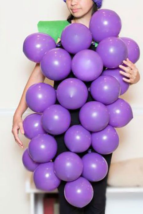 33 Easy Last-Minute Halloween Costume Ideas - DIY Halloween Costumes 2017 Diy Food Costumes, Inexpensive Halloween Costumes, Costumes Last Minute, Grapes Costume, Food Halloween Costumes, Sew Halloween Costume, Fruit Costumes, Bricolage Halloween, Food Costumes