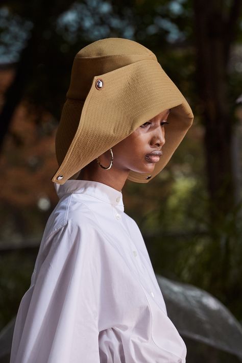 Lanvin Spring 2020 Ready-to-Wear Fashion Show - Vogue Headwear Fashion, Millinery Hats, Fascinator Hats, Outfits With Hats, Dress Hats, Turbans, Fashion 2020, Vogue Paris, Summer Hats