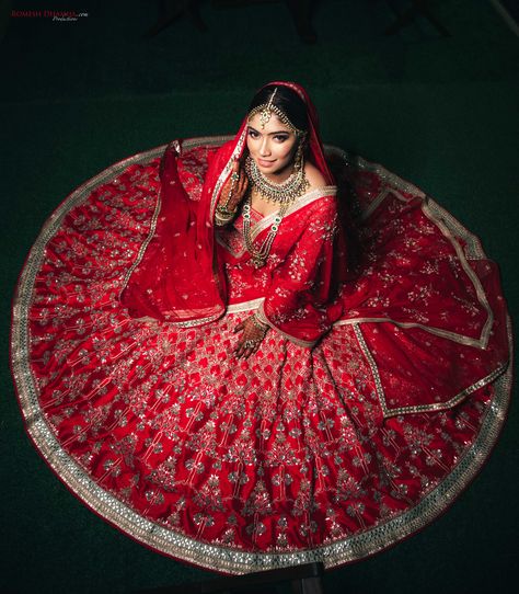 Indian Wedding Bride Poses, Indian Wedding Poses For Bride, Bridal Shoot Poses Indian, Single Bride Poses Indian Wedding, Indian Wedding Bride Photoshoot, Bridal Shoot Indian, Bridal Poses Indian Wedding Photos, Bride Poses Indian Wedding, Bridal Outfit Indian