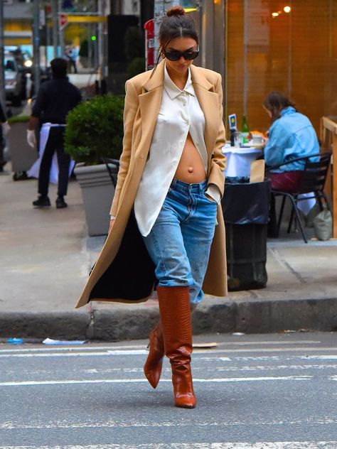 Shirt Unbuttoned, Pregnant Street Style, Ratajkowski Style, Celebrity Maternity Style, Leaves Shirt, 20 Weeks Pregnant, Pregnant Celebrities, Cute Maternity Outfits, Pregnancy Looks