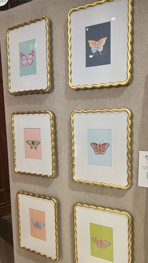 Girly Bedroom Wall Decor, Cute Bedroom Shelf Decor, Gold Picture Frame Wall Bedroom, Grand Millennial Gallery Wall, Floral Gallery Wall Ideas, College Wall Prints Aesthetic, Anthropologie Dorm, Colorful Room Decor Ideas, Grand Millennial Art