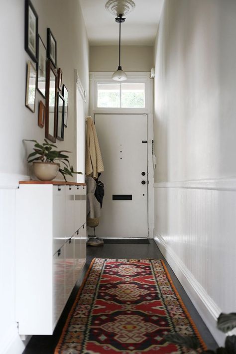 successfully adds shoe storage in a narrow hallway without making it feel cramped or unstylish! Vstupná Hala, Narrow Entryway, Small Hallway Ideas, Apartment Entryway, Narrow Hallway Decorating, San Francisco Houses, Small Entryways, Hallway Designs, Hallway Design