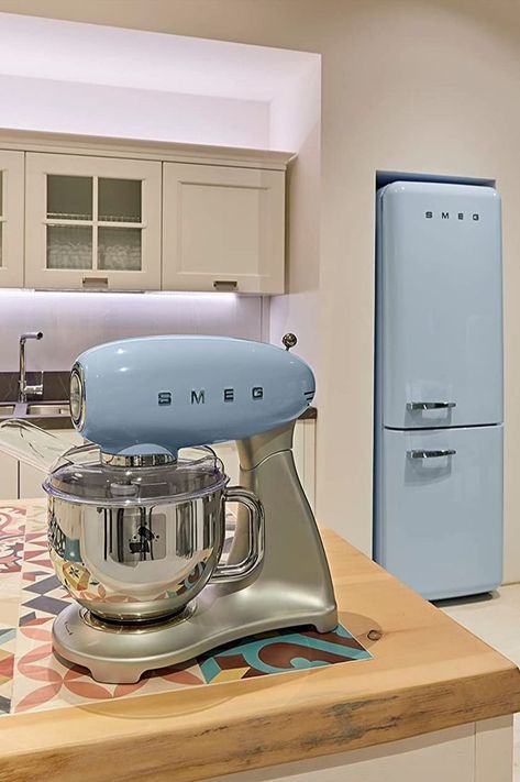 Smeg Stand Mixer, Smeg Kitchen Appliances, Retro Kitchen Appliances, Smeg Kitchen, Smeg Appliances, Modern Kitchen Appliances, Retro Pastel, Best Appliances, Pink Kitchen