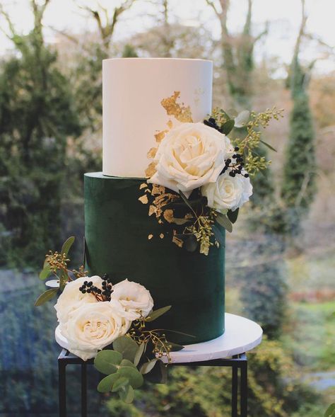 Emerald Green Gold And White Wedding Cake, Hunter Green And Gold Wedding Cake, Green Gold And White Wedding Cake, Wedding Cake Designs Elegant 2 Tier, Forest Green Wedding Theme Rustic, Emerald Green Buttercream, Green Wedding Tablecloth, Forest Green Wedding Cake, Dark Green Wedding Cake