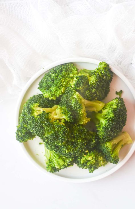 top down view of the how to steam broccoli in microwave recipe served on a white plate Broccoli In Microwave, Blanch Broccoli, How To Steam Broccoli, Steamed Broccoli Recipes, Blanching Broccoli, Steam Broccoli, Microwave Recipe, Top Down View, Easy Side Dish