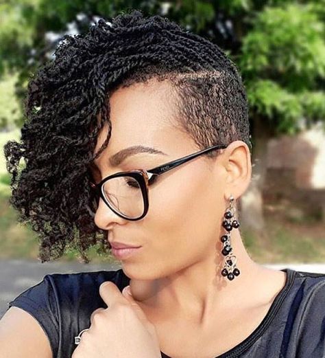 Cabello Afro Natural, Braids With Shaved Sides, Shaved Side Hairstyles, Tapered Natural Hair, Natural Hair Cuts, Tapered Hair, Natural Hair Short Cuts, Short Sassy Hair, Side Hairstyles