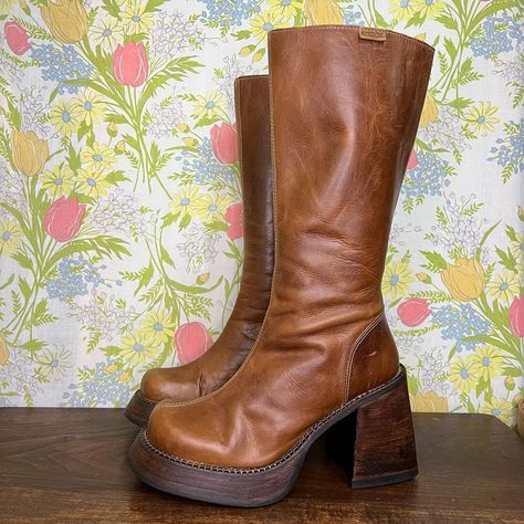 Tall Platform Boots, Destroy Boots, 90s Boots, Style Instagram, Shoe Inspo, Swag Shoes, Clothes Style, Boots Brown, Outfit Inspo Fall