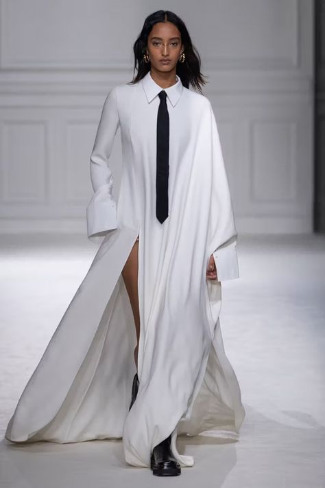 Tie Outfit, Stile Hijab, Valentino Fashion, Flowy Shirt, Milan Fashion Weeks, White Fashion, Looks Vintage, London Fashion Week, Black Tie