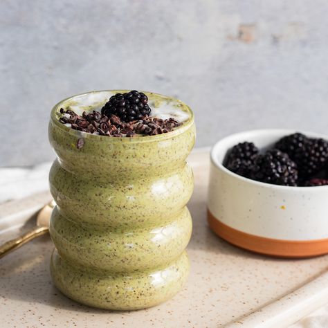 This Pistachio Chia Pudding (blended) is a delicious vegan chia pudding recipe. Blending the chia seeds gets rid of the lumpy texture. Pistachio Chia Pudding, Best Chia Pudding Recipe, Vegan Chia Pudding, 21 Day Fix Desserts, Chia Seeds Protein, Healthy Protein Breakfast, Pistachio Dessert, Chia Pudding Recipe, Pistachio Recipes