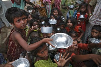 300000 children forced to beg in India Poor People Food, Food Poverty, Poverty And Hunger, Hungry Children, World Hunger, Bible Images, Painting Competition, Poor Children, Forced Labor