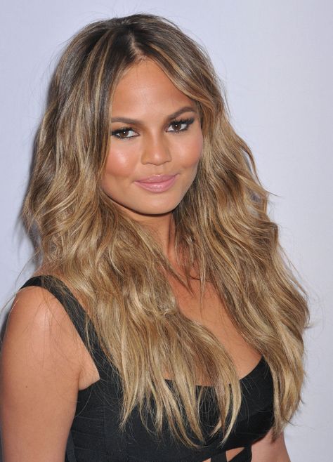 Chrissy Teigen Blonde Hair, Crissy Tiegen, Chrissy Teigen Hair, Fine Hair Bangs, Wedding Skin, Long Red Hair, Celebrity Hair Stylist, Coarse Hair, Natural Waves