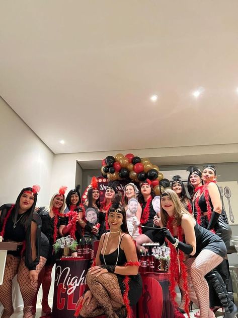 Cabaré cheio 💃💃💃 Cabaret Theme Party, Casino Party Outfit, Casino Outfits Women, Moulin Rouge Theme Party, Casino Theme Party Outfit, Moulan Rouge, Moulin Rouge Outfits, Cabaret Party, Burlesque Theme