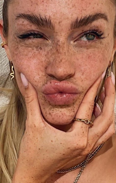 Imperfect Skin Aesthetic, Body Freckles, Freckles Beauty, Girls With Freckles, Freckled Skin, Girl With Freckles, Blonde With Freckles, Clear Eyebrow Gel, Women With Freckles