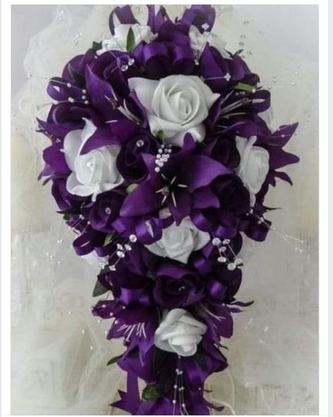 Purple Black And White Wedding Flowers, Purple And Gold Bouquet, Purple Rose Bouquet, Purple And White Wedding, Purple And Silver Wedding, Teardrop Bouquet, Purple Bouquets, Purple Wedding Bouquets, Bouquet Bridesmaid