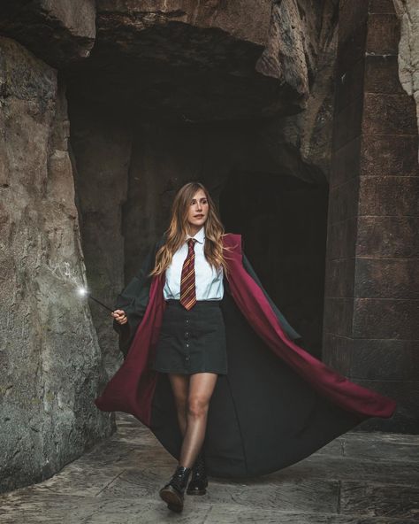 Lana, Harry Potter Gryffindor Robes Harry Potter Womens Costume, Gryffindor Robes, Maquillage Harry Potter, Harry Potter Gryffindor Robe, Harry Potter Kostüm, Harry Potter Robes, Harry Potter Halloween Costumes, Harry Potter New, Harry Potter Girl