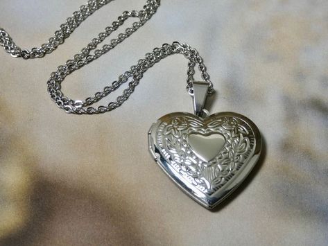 Heart Locket Necklace Silver, Keepsake Necklace, Silver Heart Locket, Silver Locket Necklace, Silver Link Chain, Soft Boy, Heart Locket Necklace, Necklace Ideas, Dope Jewelry