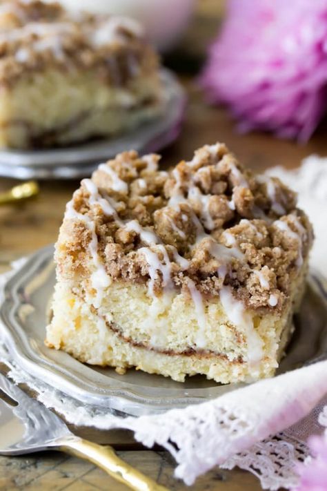 15 Classic Baked Goods Every Cook Should Know via Brit + Co Apple Crumb Cake Recipe, Sugar Spun Run, Apple Crumb Cakes, Coffee Cake Recipes Easy, Resepi Biskut, Resipi Kek, Crumb Cake Recipe, Cinnamon Breakfast, Cinnamon Coffee Cake