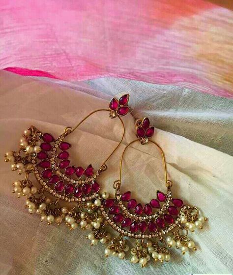 Magenta Anarkali, Vintage Indian Jewelry, Bridal Jewelry Sets Brides, Earring Bridal, Indian Jewelry Earrings, Antique Necklaces Design, Antique Jewellery Designs, Antique Silver Jewelry, Indian Jewellery Design Earrings