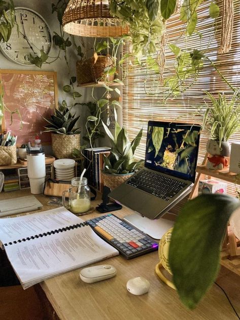 Desk Decor Ideas, Cozy Desk, Cozy Office, Cozy Home Office, Desk Inspiration, Dekorasi Kamar Tidur, Office Room Decor, Study Room Decor, Feeling Inspired