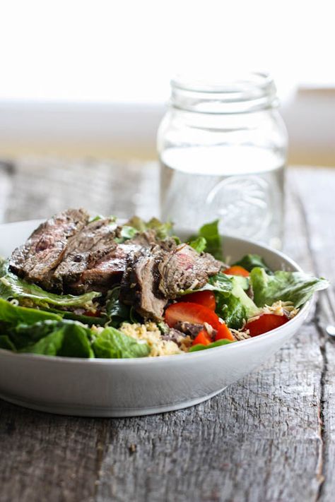 southwestern steak salad Flank Steak Salad, Steak Salad, Flank Steak, Healthy Salads, Delicious Salads, Soup And Salad, What's For Dinner, Healthy Lunch, Healthy Eats