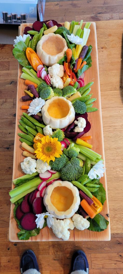 Thanksgiving Vegi Tray, Veggie Boards Ideas, Veggie Charcuterie Board Thanksgiving, Autumn Veggie Tray, Fruit And Veggie Charcuterie Board Thanksgiving, Veggie Charcuterie Boards, Veggie Board Thanksgiving, Pumpkin Vegetable Tray, Fall Crudite Platter