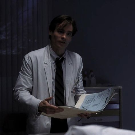 house md s1e1 Robert Sean Leonard House, Dr House And Wilson, Hilson Md, Wilson House Md, Dr James Wilson, James Wilson House, Black Color Hairstyles, House And Wilson, Neil Perry