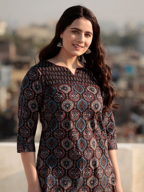 Blouse Tops Designs, Kurta Patterns, Simple Kurta Designs, Simple Kurti Designs, Neck Designs For Suits, Kurti Designs Latest, Long Kurti Designs, Crochet Ladies Tops, Kurta Neck Design