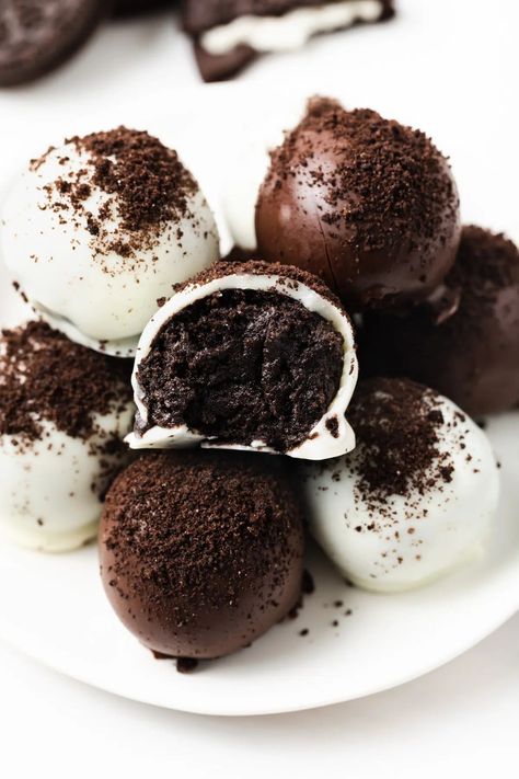 Oreos balls are made with Oreo cookies, cream cheese, and chocolate. They're an easy no-bake treat for the holidays! Oreos Balls, Cookies Cream Cheese, Cream Cheese Oreo, Cheese And Chocolate, Peanut Brittle Recipe, Potato Candy, Cookie Balls, Brittle Recipes, Oreo Fudge