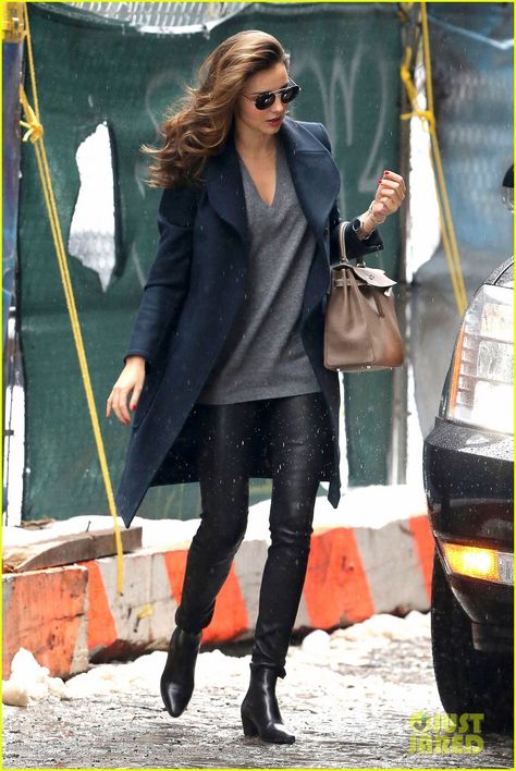 Miranda Kerr braves the rain as she steps out with her son Flynn and heads to her ex Orlando Bloom‘s home on Monday morning (January 6) in New York City. Miranda Kerr Style, Look Legging, Walking Down The Street, Black Leather Pants, Mode Casual, Miranda Kerr, Inspired Outfits, 가을 패션, Mode Vintage