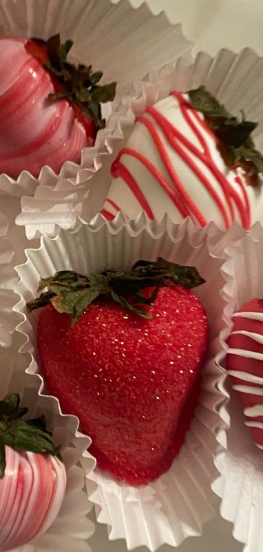 chocolate covered strawberries long island ny Chocolate Covered Fruit, Kawaii Cooking, Food Babe, Yummy Comfort Food, Easy Baking Recipes Desserts, Delicious Snacks Recipes, Covered Strawberries, Cute Desserts, Easy Baking Recipes