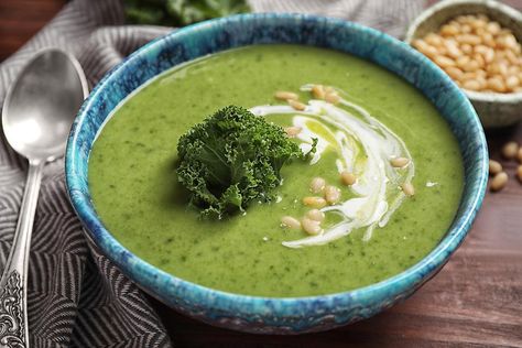 Creamy Kale Soup Recipes, Kale Soup Vegan, Soup Recipes Uk, Broccoli Potato Cheese Soup, Chocolate Chip Pecan Pie, Creamy Kale, Kale Soup Recipes, 30seconds Food, Low Calorie Soup