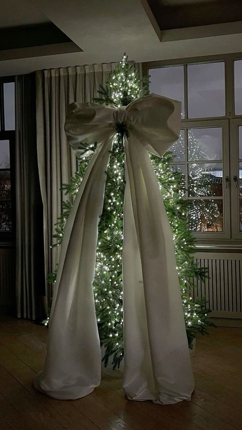 Giant Bow On Christmas Tree, Classy Christmas Tree Ideas, Giant Bow Christmas Tree, Classy Christmas Decorations, Minimalistic Christmas Tree, Classy Christmas Tree, Christmas Tree Minimalist, Classy Christmas Party, Christmas Tree Inspo