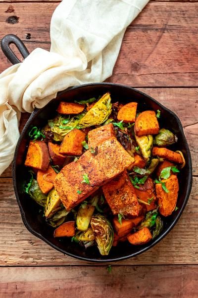 Baked Salmon Asparagus & Sweet Potato - Salmon Recipes - Sizzlefish Balsamic Salmon, Spiced Salmon, Roasted Winter Vegetables, Salmon Burger Recipe, Salmon Asparagus, Salmon And Sweet Potato, Salmon Spices, Easy Salmon Recipes, Salmon And Asparagus