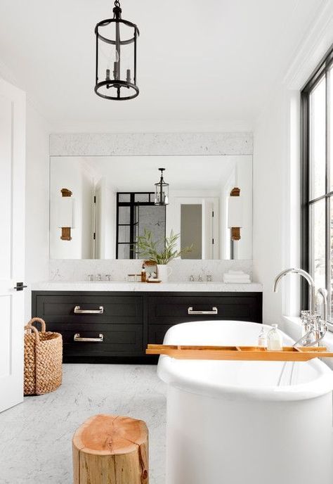 Modern Farmhouse Bathroom Ideas, Wc Decoration, Monochrome Bathroom, White Modern Farmhouse, Styl Hampton, Black And White Bathroom, Modern Hampton, Farmhouse Bathroom Decor Ideas, Scandinavian Bathroom