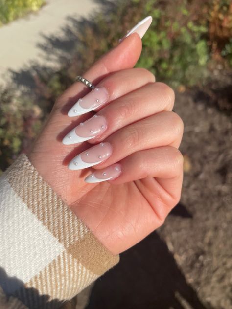 fake nails with french design and pearls French Nails Asthetics, French Manicure With Jewels, Fancy French Acrylic Nails, French And Pearl Nails, Heart And Pearl Nails, French Tip With Pearls Square, White Tip With Pearl Nails, Almond Nails With Pearl Gems, Almond French With Pearls