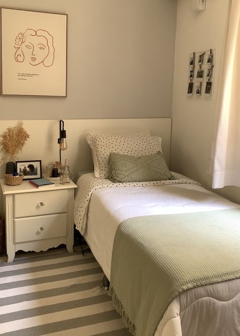 Room Decor With Carpet, Bedroom Inspirations Simple Cozy, Small Minimalist Bedroom Aesthetic, Dorm Room Minimalistic Aesthetic, Room Makeover Bedroom Minimalist, Single Twin Bedroom Ideas, Bed Inspo No Headboard, Single Bed Room Idea, Room Simple Decor