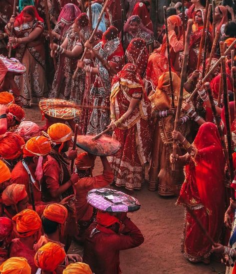 Lathmar Holi, Holi Painting, Vrindavan Photography Pictures, Krishna Flute, Holi Celebration, India Facts, Folk Festival, Easy Food Art, Holi Festival