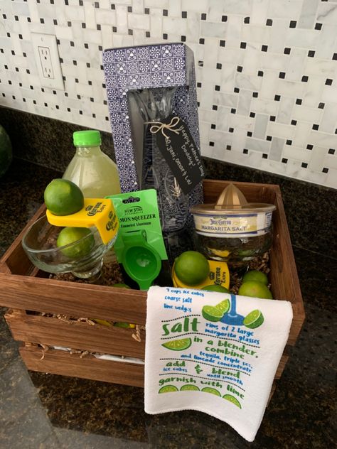 Margarita Auction Basket Ideas, Margarita Kit Gift, Margarita Gift Ideas, Margarita Basket Ideas, Tequila Gift Basket Ideas, Tequila Basket, Margarita Gift Basket Ideas, Margarita Glasses Diy, Margarita Basket