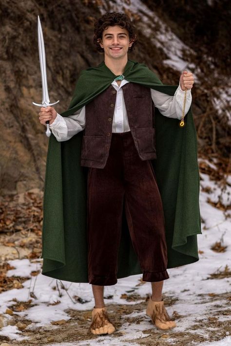 The Lord of the Rings costume is made from a combination of cotton, elastic, polyester, and spandex for comfort and durability. The exclusive outfit resembles the one Frodo wears in the movies, including a black cloak that fastens with an Elvish leaf clip. The Lord of the Rings cloak is green and fastens with an Elvish leaf clip. #men #halloween #costume #halloween_costumes_that_are_cool Hobbit Costumes, Ring Wraiths, Hobbit Cosplay, Hobbit Costume, Lotr Costume, Party Attire, Halloween Costume Contest, Halloween Costume Outfits, Bad Guys