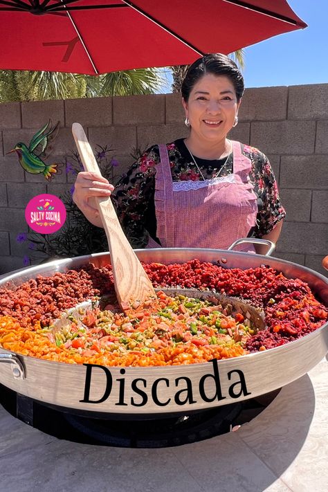 A very versatile dish prepared with different cuts of meat which usually consists of chicken, beef, pork, chorizo, ham, hot dogs, and veggies. The perfect dish to prepare for tailgating, birthdays, or any other occasion when you have a large crowd to feed. Carne Asada Party Ideas, Birthday Party Food Ideas For Crowd, Mexican Disco Recipes, Discada Mexicana Recipe, Mexican Party Food For A Crowd, Mexican Discada, Dinner Ideas Mexican Authentic, Mexican Baking, Mexican Hot Dogs