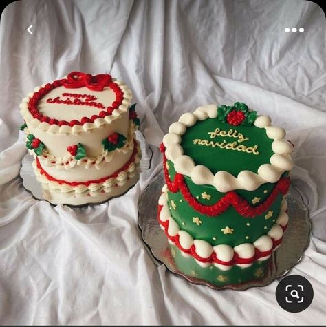 Christmas Cakes Aesthetic, Ribbon Piping On Cake, Merry Birthday Cake, New Year Cake Aesthetic, Christmas Cake Vintage, Merry Christmas Cake Design, Christmas Baking Ideas Cupcakes, Christmas Heart Cake, Fun Christmas Cakes