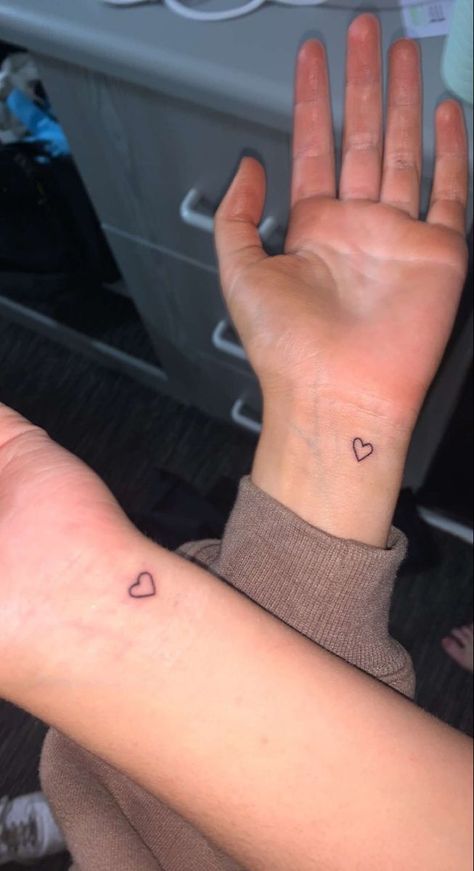 Simple Cousin Tattoos, Shared Tattoo Ideas, Best Friend Soulmate Tattoos, Tattoo For Bff, Matching Line Tattoos, Sister Small Tattoos, Sis Tattoo Ideas, Sister Tatoos Idea, Best Friend Tattoos Ideas