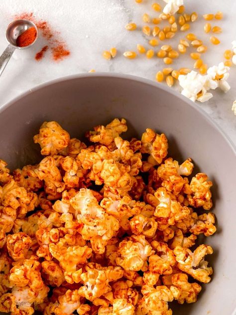 Masala Popcorn Recipe, Spicy Popcorn Recipes, Chili Popcorn, Popcorn Recipes Savory, Chocolate Peanut Butter Popcorn, Popcorn Salad, Chili Powder Recipe, Spicy Popcorn, Kashmiri Chilli